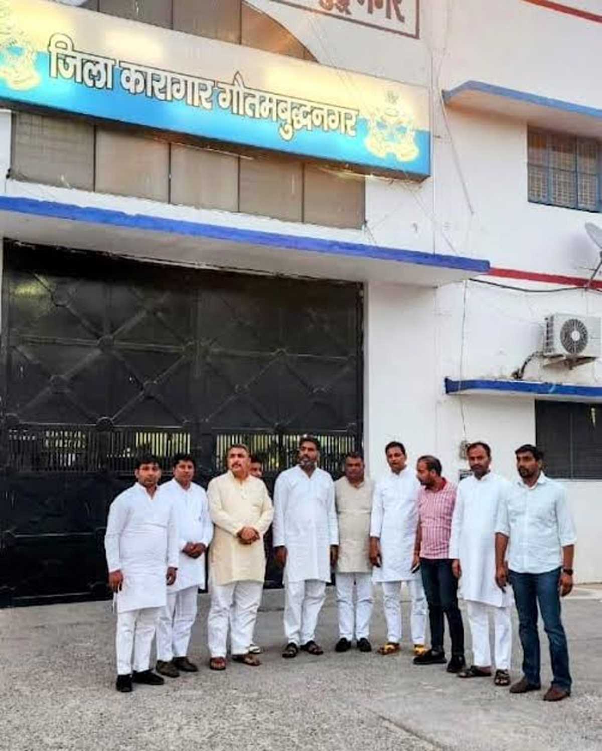 सपा विधायक जेल में जाकर किसानों से की मुलाकात